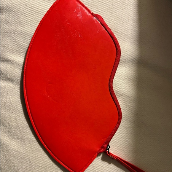 Betsy Johnson Wristlet Bright Red w/ Wrist Strap, Shaped like LIPS NWOT - Picture 6 of 9